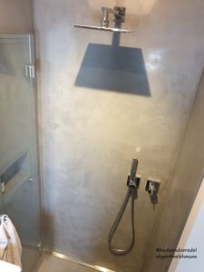 fugenlose-dusche-betonoptik-fugenlos-mit-duschrinne