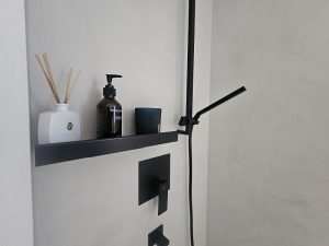 Fugenloses Gäste-Bad in moderner Betonoptik mit Mikrozement-Dusche, umgesetzt von Tino Lehmann-Ihrem zertifizierten Mikrozementverarbeiter für Frankfurt am Main und das Rhein-Main-Gebiet.