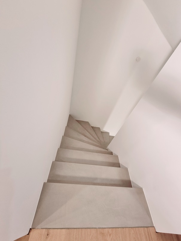 betontreppe-fugenlos-gespachtelte-treppe-um-frankfurt-eschborn-schwalbach-neuisenburg-badhomburg-badwandveredelungentinolehmann-11