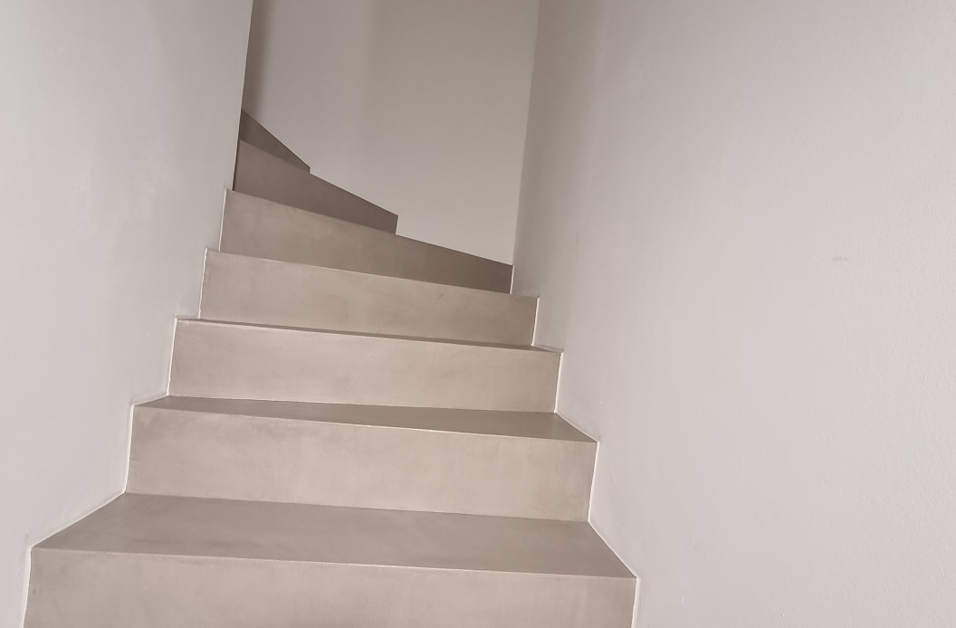 betontreppe-fugenlos-gespachtelte-treppe-um-frankfurt-eschborn-schwalbach-neuisenburg-badhomburg-badwandveredelungentinolehmann-12