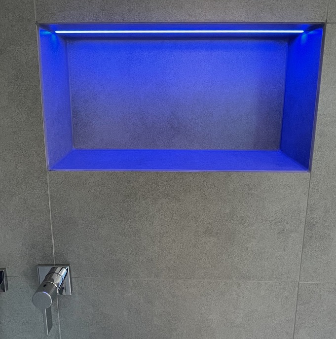 fliesenleger-raunheim-duschnische-mit-licht-in-blau-badsanierung-dusche-tinolehmann4