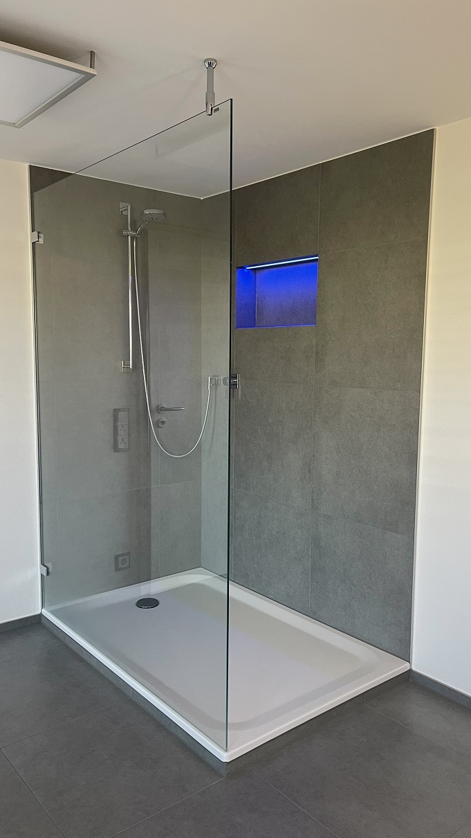 geflieste-dusche-raunheim-mit-blauem-ledlicht-tinolehmann06