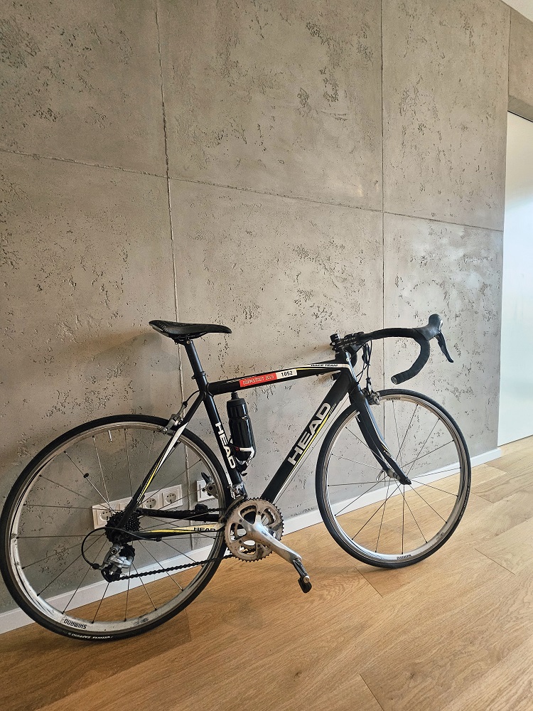 sichtbetonoptik-sachsenhausen-frankfurt-rennrad-lehnt-an-sichtbetonwand