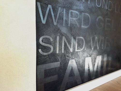 echtmetallbeschichtung-als-wandgestaltung-frankfurt-wiesbaden-hofheim-mainz-fugenlose-bad-wandveredelungen-tinolehmann