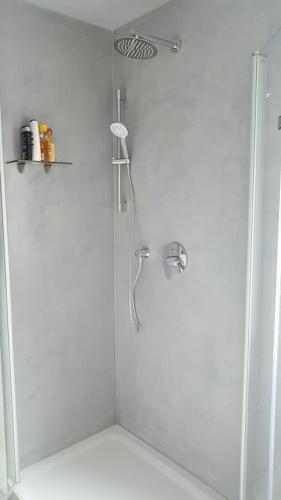 fugenlos-wallau-hofheim-dusche-badgestaltung-badwandveredelungentinolehmann