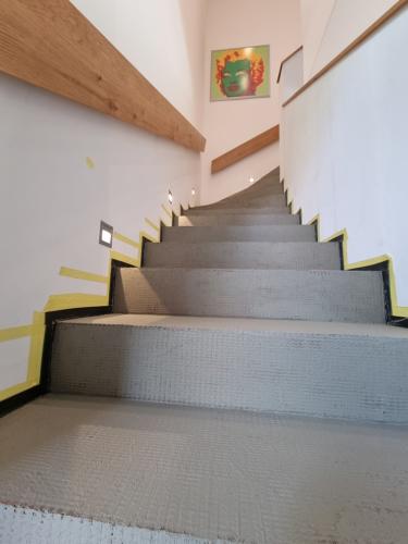 fugenlose-treppe-frankfurt-entstehung-baustelle-bad-wandveredelungen-tinolehmann