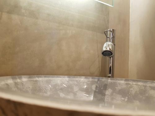 fugenlose-wandgestaltung-hofheim-frankfurt-design-glasaufsatzwaschbecken-fugenlose-bad-wandveredelungen-tinolehmann