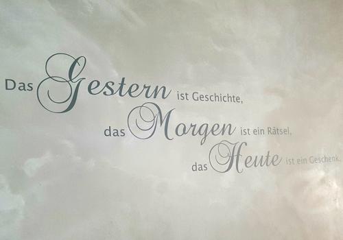 puzzolanputz-frankfurt-akzent-beschriftung-betonlook-wandgestaltung-fugenlose-bad-wandveredelungen-tinolehmann