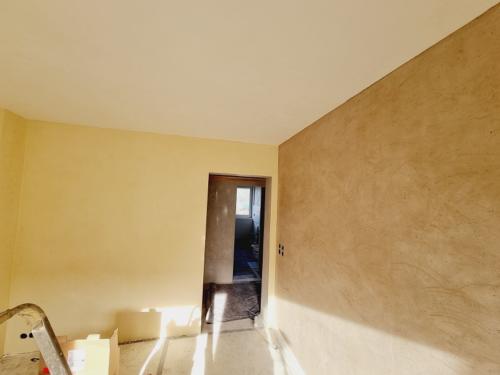 venezianische-spachteltechnik-frankfurt-wohnraumgestaltung-waende-und-decken-mit-puzzolanputz-kalkoberflaechen-fugenlos-bad-wandveredelungen-tinolehmann