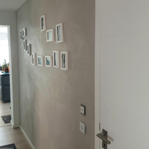 wand-akzent-frankfurt-eingang-betonlook-puzzolanputz-fugenlose-bad-wandveredelungen-tinolehmann