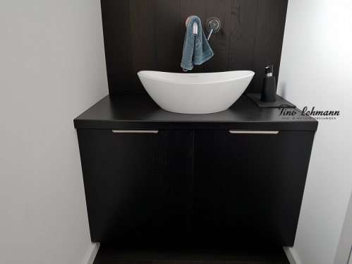 Wandgestaltung schwarz weiss im Bad und Gäste WC